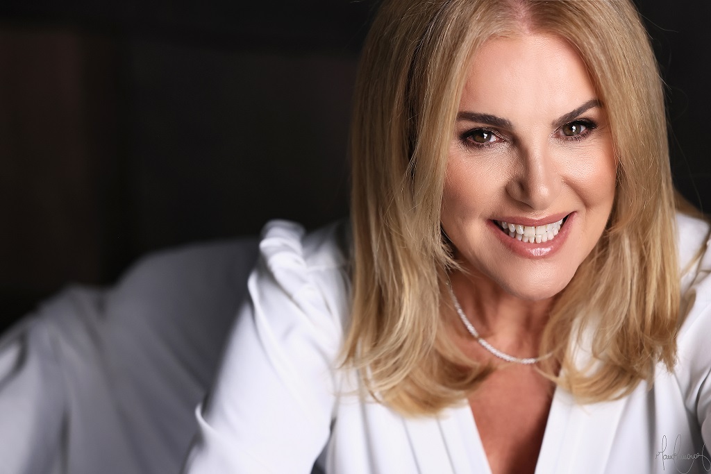 empresária e escritora brasileira bettina muradás lança livro em nova york