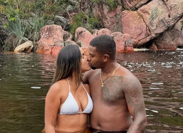 O ex-BBB divulgou a informação durante uma live, mas Adriana Paula não gostou da atitude do amado