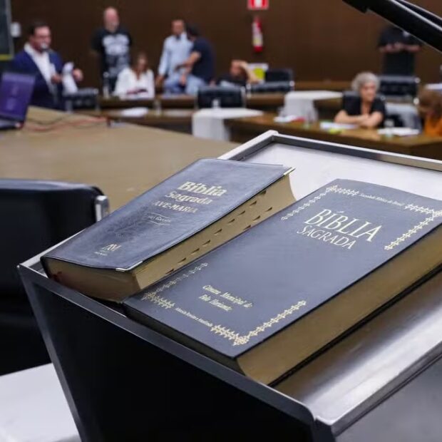 leitura da bíblia é feita no início de reuniões da câmara municipal de belo horizonte.