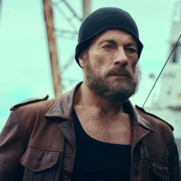 Astro foi acusado de ter relações com vítimas exploradas na França e se pronunciou por meio de seu agente: "grotesco e infundado".