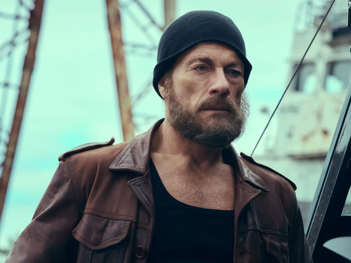 Astro foi acusado de ter relações com vítimas exploradas na França e se pronunciou por meio de seu agente: "grotesco e infundado".