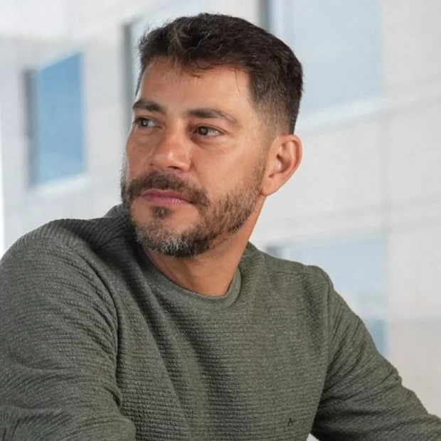 Jornalista relata ter sido agredido com cacetete por policiais e desabafa sobre o trauma vivido na folia baiana.