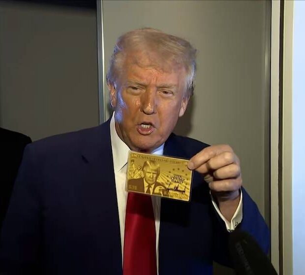 Trump apresentou o primeiro "gold card" físico