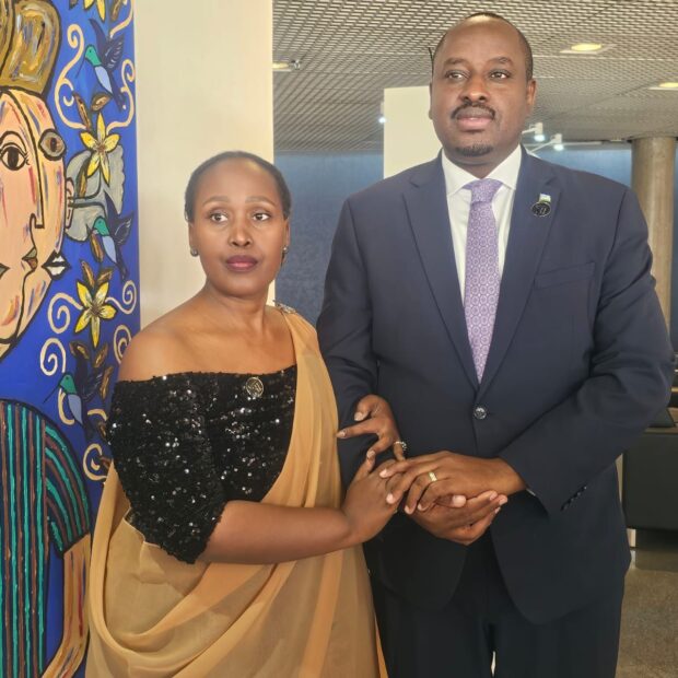 embaixatriz annet e o embaixador de ruanda no brasil lawrence manzi