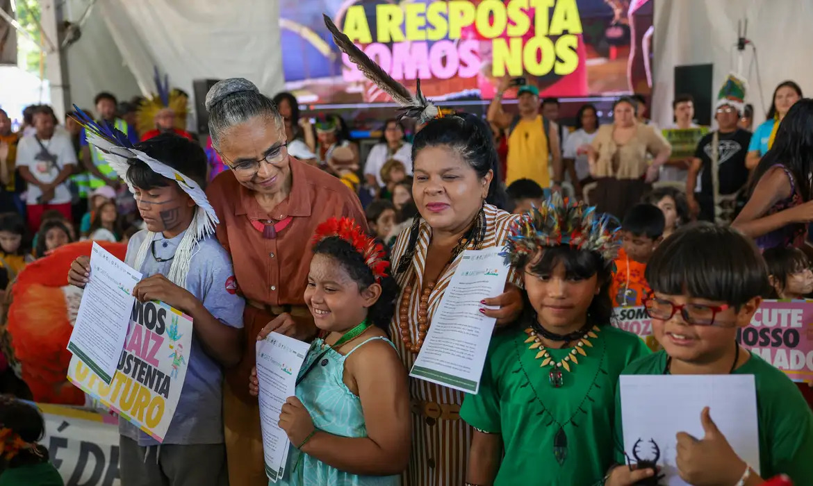 marina silva e crianças indigenas