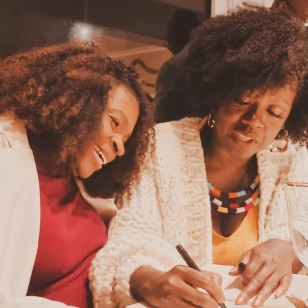 Lenda da dramaturgia brasileira narra “Em Busca de Mim” e se emociona com a força da história de Viola: “Foram meses chorando com esse livro”