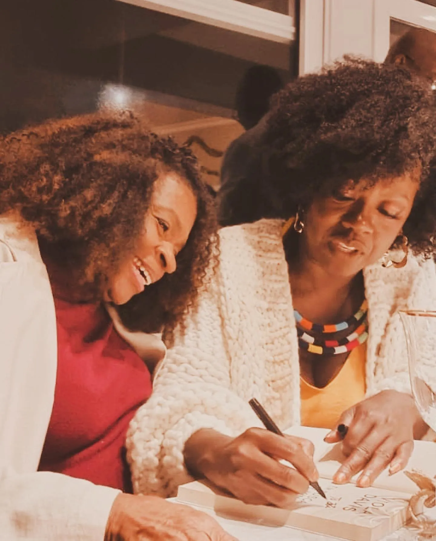 Lenda da dramaturgia brasileira narra “Em Busca de Mim” e se emociona com a força da história de Viola: “Foram meses chorando com esse livro”