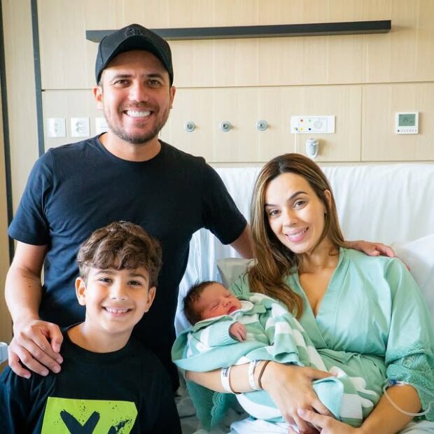 Cantor e esposa dão as boas-vindas ao novo integrante da família e compartilham momento com fãs