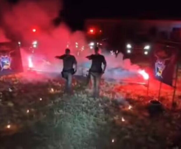 policiais de sp queimando cruzes e fazendo gestos que remetem à saudação nazista