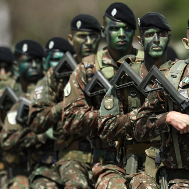 lula participa da celebração do dia do exército. (1)