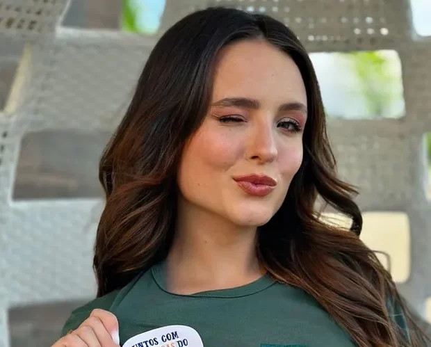 Atriz conquista mais um capítulo na sua independência profissional, derruba cláusulas abusivas e obriga a gravadora a devolver acesso às plataformas. Vem ver esse babado judicial!