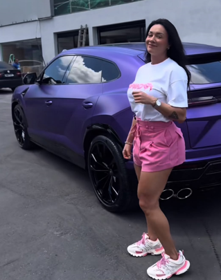 Influenciadora ostenta novo modelo de luxo e deixa internautas de queixo caído — mas humorista relembra os tempos em que ela ganhava só R$ 200 por gravação no "Pânico"!