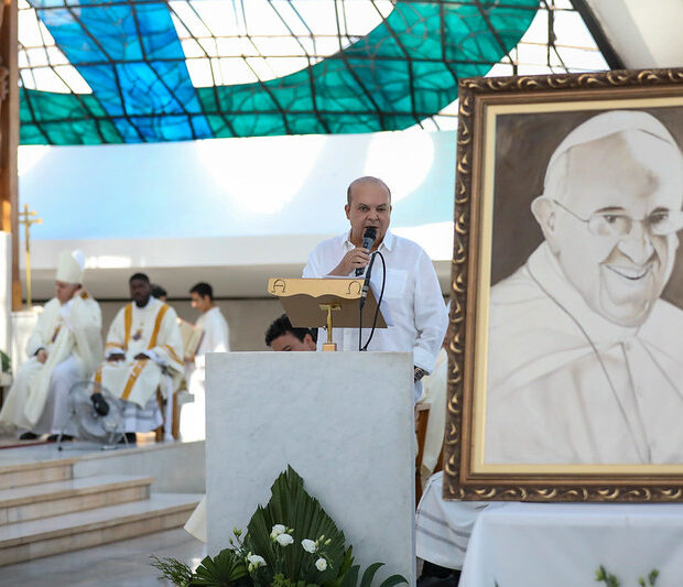 Missa dos 65 anos de Brasília é marcada pela emoção com mensagem de adeus ao papa Francisco