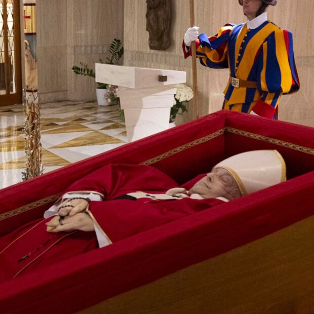 A cerimônia será neste sábado (26) às 5h da manhã (horário de Brasília), e cumprirá desejos pessoais de Francisco com rituais simplificados e sepultamento fora do Vaticano. (Fonte: Getty)