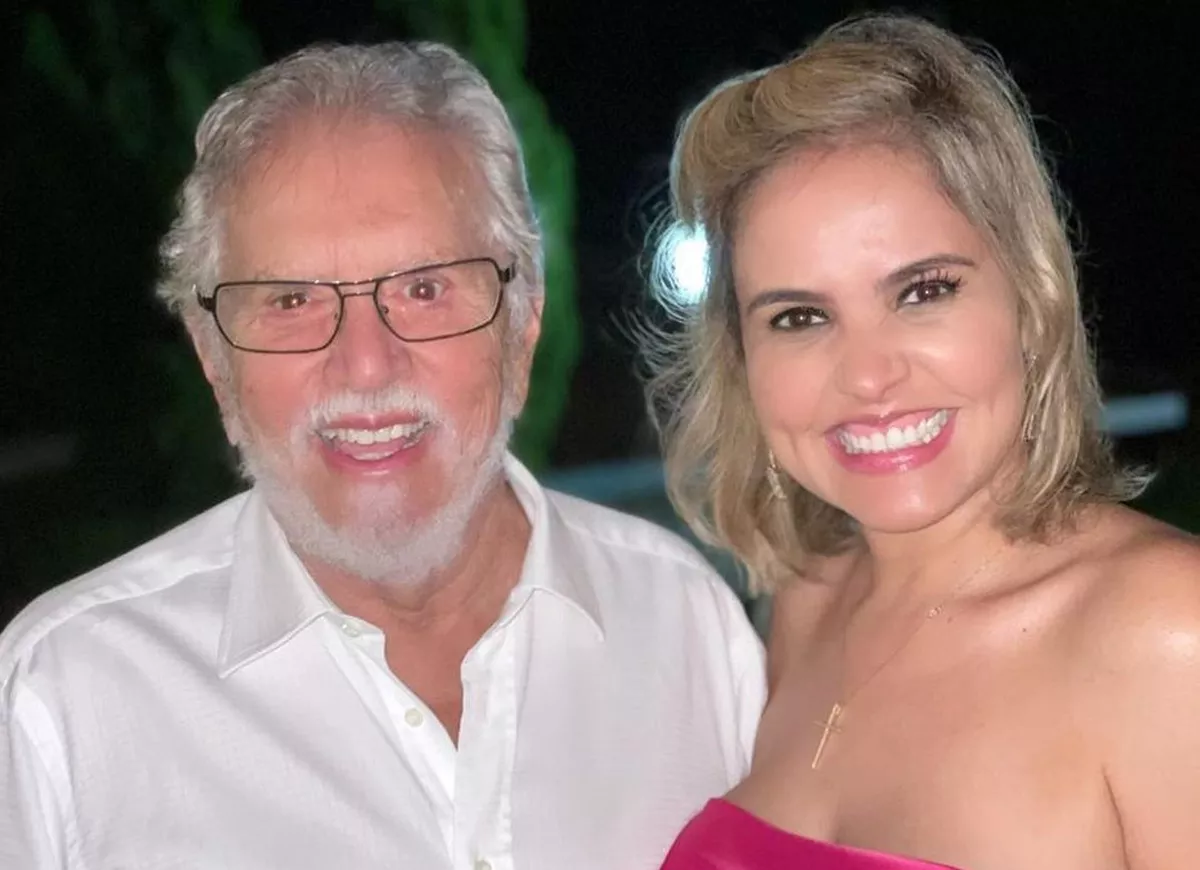 Aos 89 anos, apresentador de "A Praça é Nossa" reage a boatos sobre pivô de separação e diz estar magoado com ataques à esposa.