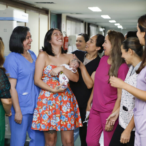 4.04.2025 alta hospitalar da bebe mais prematura da historia do hrt mavie e raynara andrade fotos jhonatan cantarelleagencia saude df
