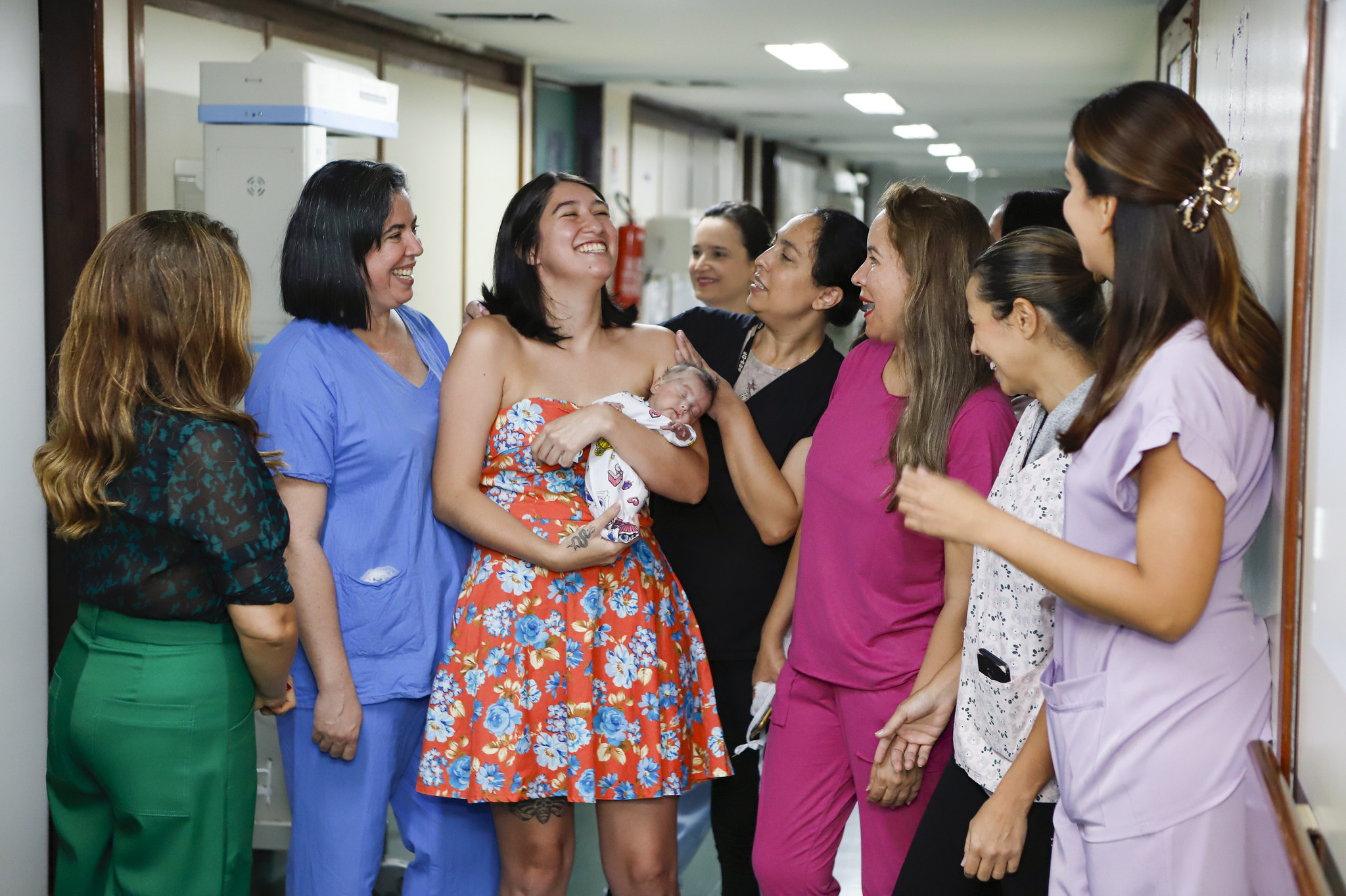 4.04.2025 alta hospitalar da bebe mais prematura da historia do hrt mavie e raynara andrade fotos jhonatan cantarelleagencia saude df