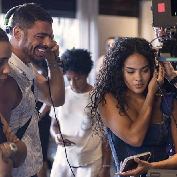 Os atores encararam cerca de 7 horas de pegação em cena e, ao que tudo indica, fingem que está tudo bem!