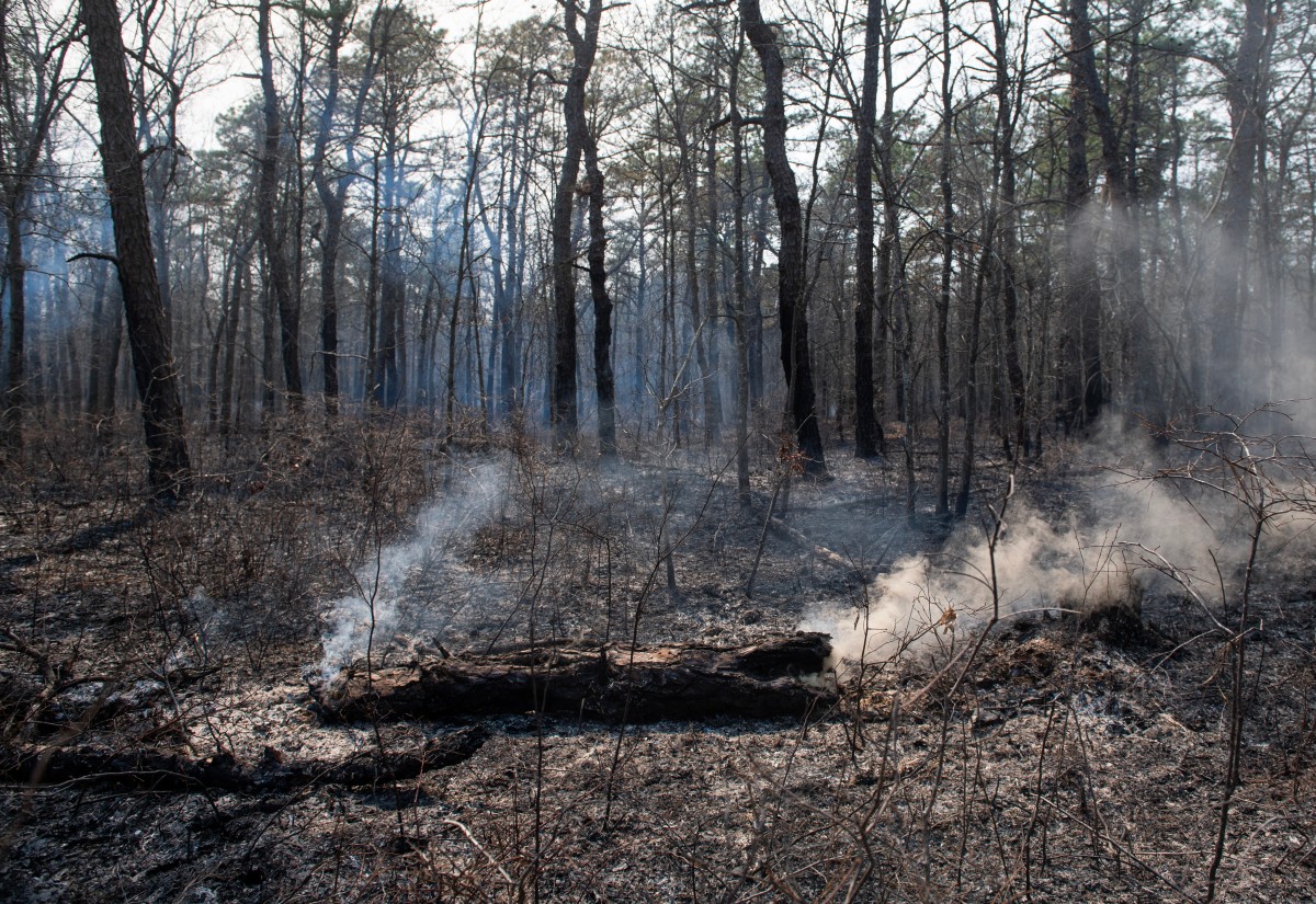 thousands evacuate as fire spreads in us state of new jersey