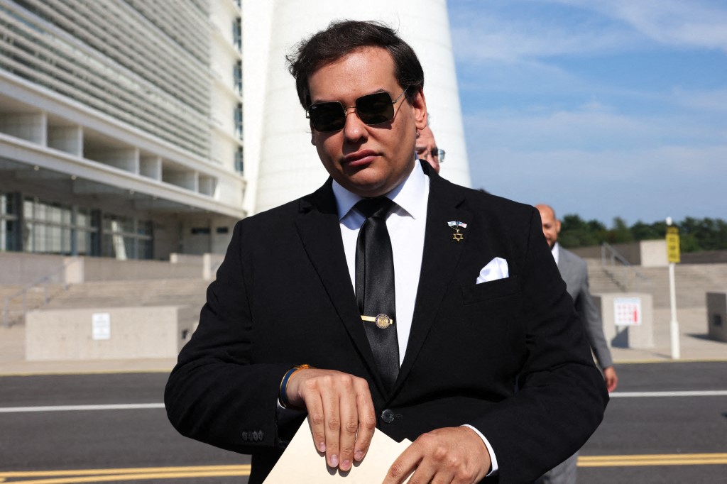 Ex-deputado de origem brasileira George Santos deixa prisão americana após perdão de Trump