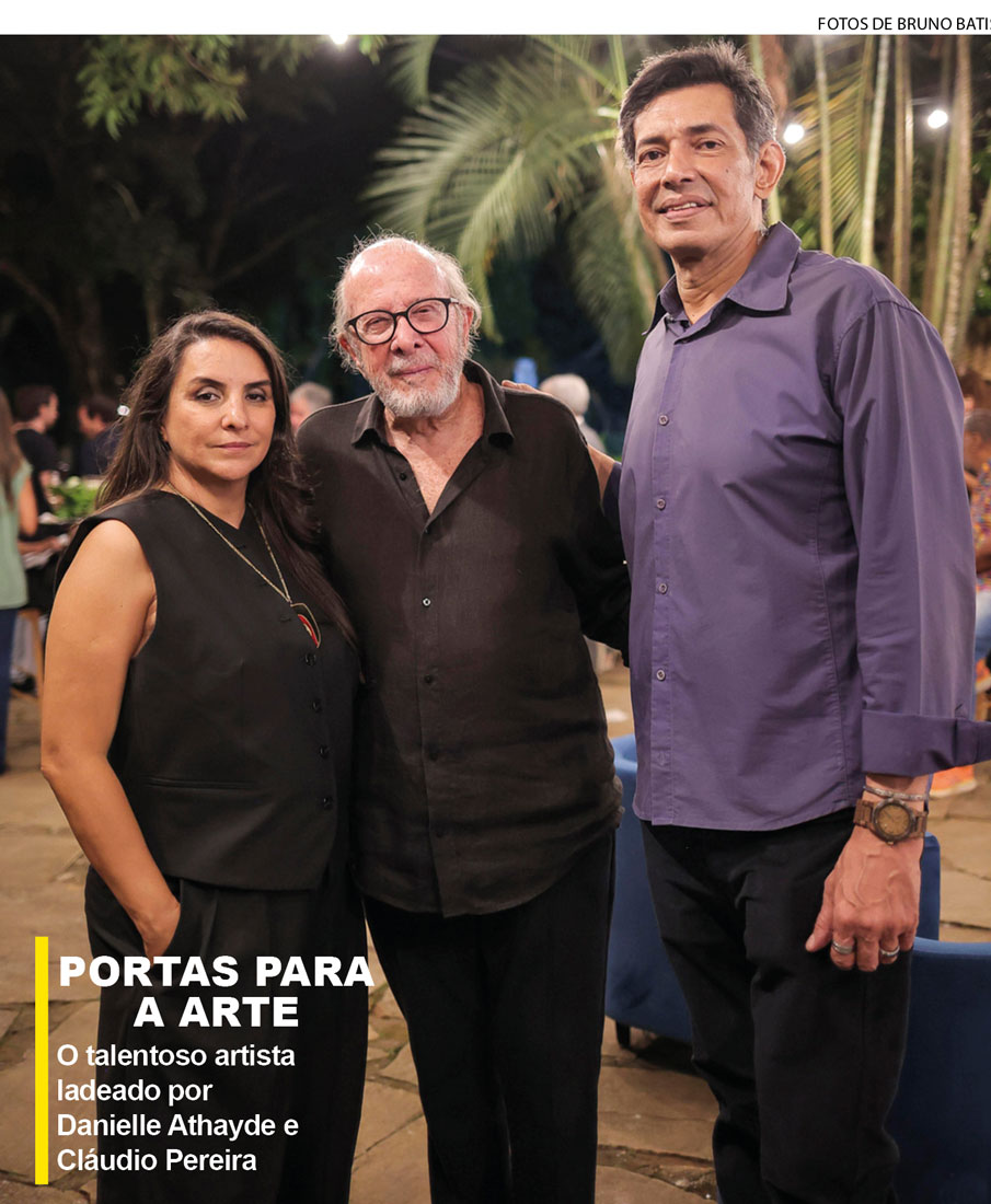 o talentoso artista ladeado por danielle athayde e cláudio pereira