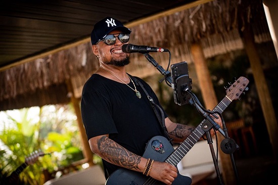 O cantor, que batalhava contra a leucemia, deixa um legado de amor, música e amizade