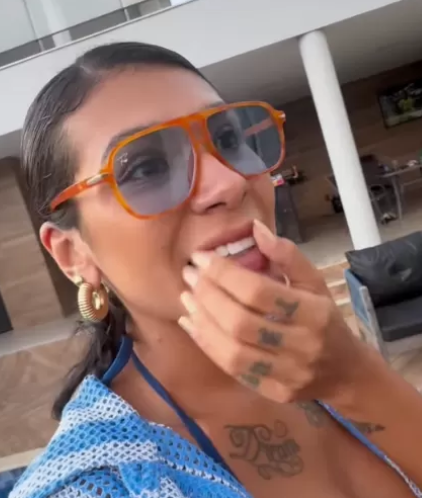 Durante uma festa em sua casa, Pocah confundiu um balão de estrela com um disco voador e gerou uma verdadeira comoção entre os convidados.