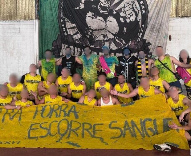 calouros da atletica de medicina da faculdade santa marcelina posam com faixa que faz apologia ao estupro 1742380604374 v2 900x506