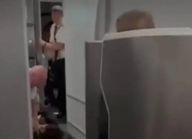 mulher invade avoãp