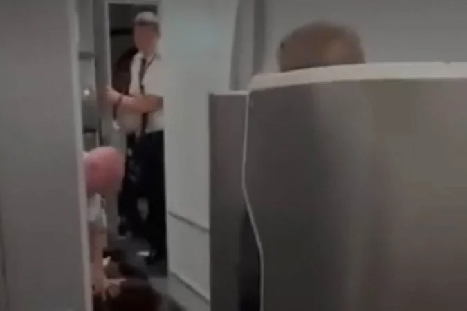 mulher invade avoãp