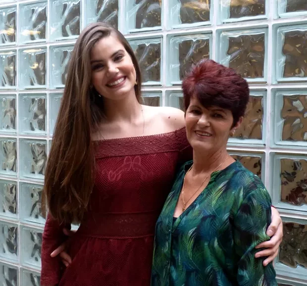 Mesmo estrelando nas telinhas e brilhando no streaming, a musa global tem um pezinho no salão... e um recado direto para quem pensa que ela nasceu em berço de ouro!