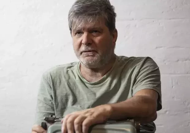 O escritor abandonou quase 1 milhão de seguidores após resgate de posts calientes sobre celebridades causar alvoroço nas redes!