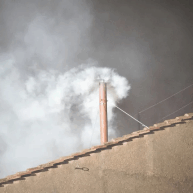Fumaça preta ou branca? Vaticano se prepara para eleição do 267º pontífice após a morte de Francisco, e a icônica chaminé já está no lugar!