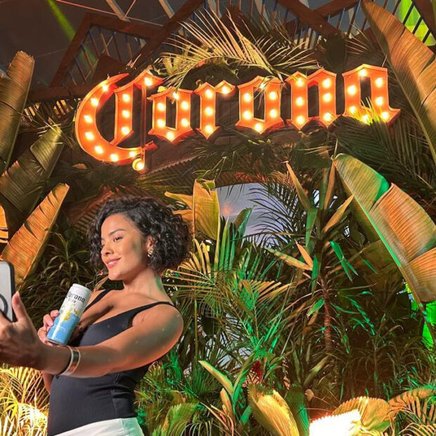 Em ação viabilizada em parceria entre Ambev, Globo e as agências InPress, Droga5 e Africa, personagem de ‘Vale Tudo’, da Globo, fez sua primeira presença VIP em ação da cerveja patrocinadora oficial do evento