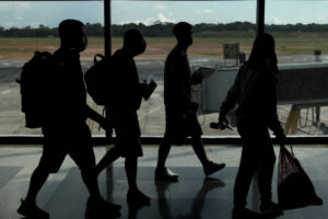 brasileiros imigrantes eua deportados aeroporto manaus afp