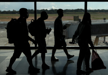brasileiros imigrantes eua deportados aeroporto manaus afp