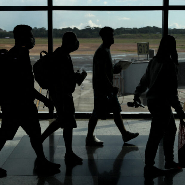 brasileiros imigrantes eua deportados aeroporto manaus afp