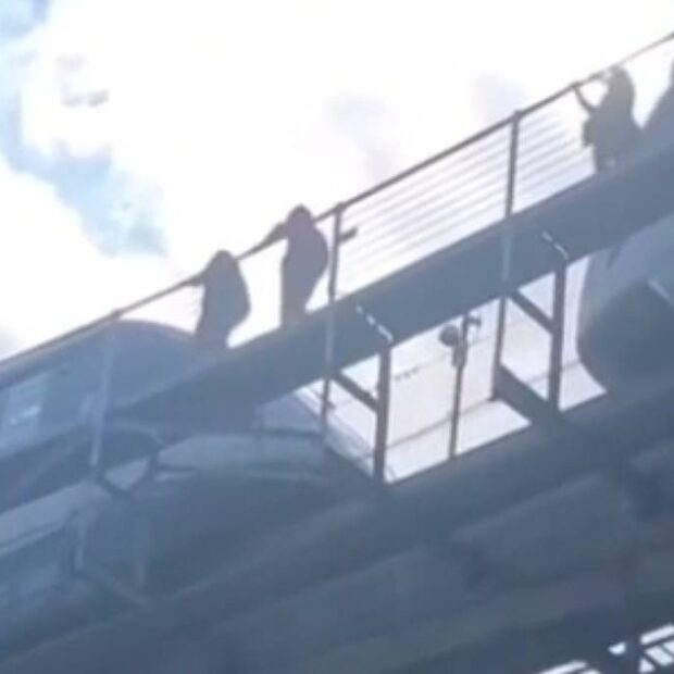 passageiros saltam do metro