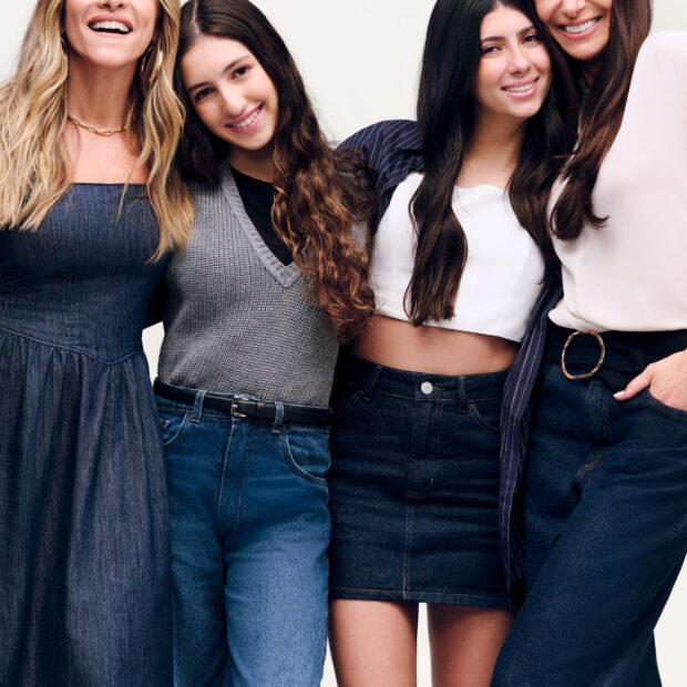 No Dia das Mães, marca aposta em looks, memórias e inversão de papeis hilária: agora são as filhas que mandam no styling!
