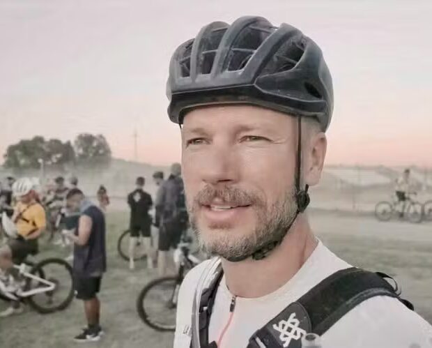 O ator caiu durante maratona de mountain bike, precisou de cirurgia de emergência e foi diagnosticado com abscesso