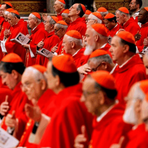 Cardeais de todos os continentes já estão em reclusão na Capela Sistina e, a qualquer momento, a tradicional fumaça branca pode anunciar o sucessor de São Pedro!