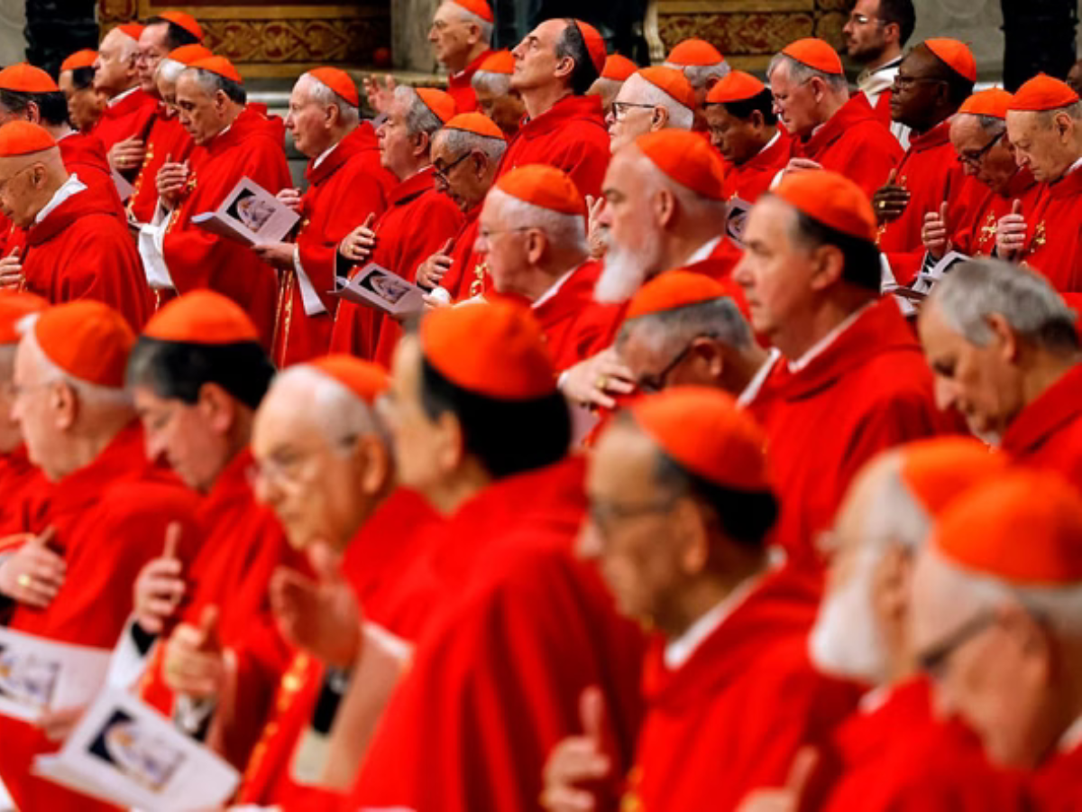 Cardeais de todos os continentes já estão em reclusão na Capela Sistina e, a qualquer momento, a tradicional fumaça branca pode anunciar o sucessor de São Pedro!