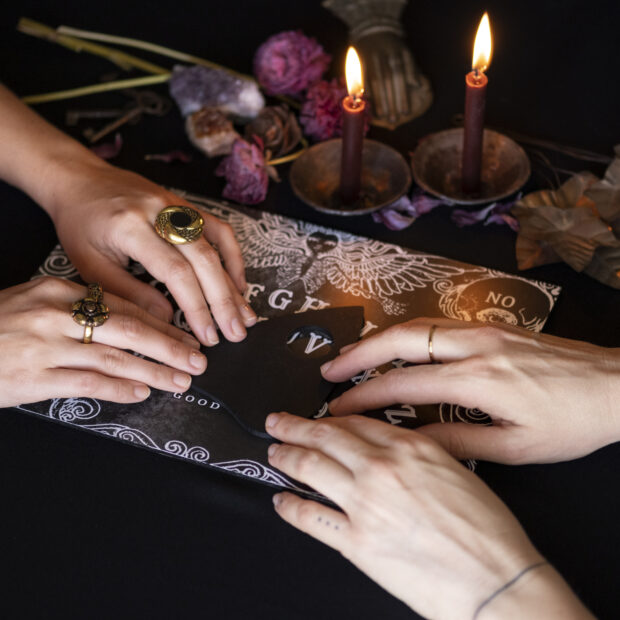 pessoas de alto angulo usando o velho tabuleiro ouija