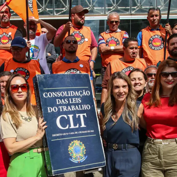 manifestantes justiça do trabalho sp