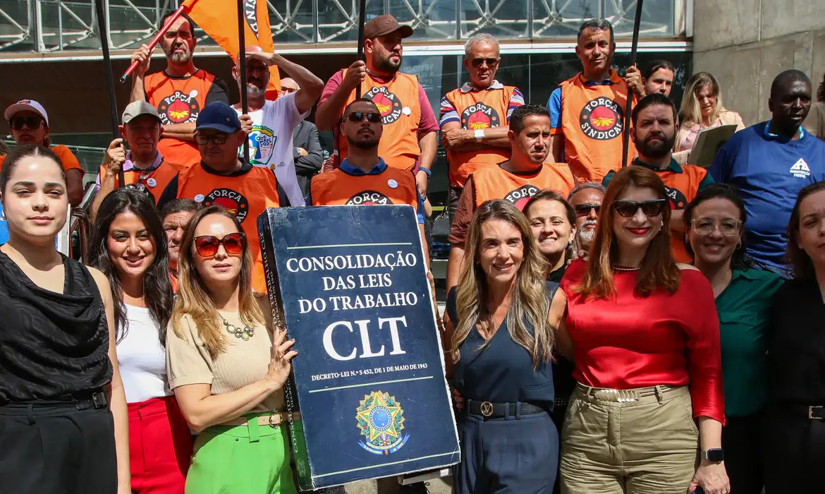 manifestantes justiça do trabalho sp