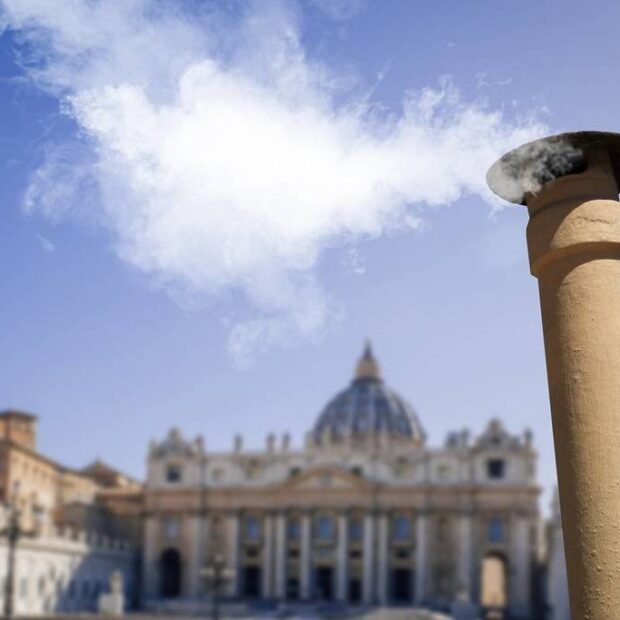 Interrupções na programação, chaminé vigiada e Ilze Scamparini tirada do telhado: a cobertura da escolha do novo papa virou um verdadeiro espetáculo ao vivo!