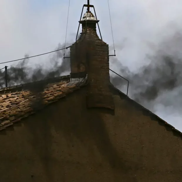 Após 18 horas de deliberação, cardeais ainda não chegam a um consenso e o mundo católico segue na expectativa por um novo líder — mas a chaminé insiste em negar o “Habemus Papam”!