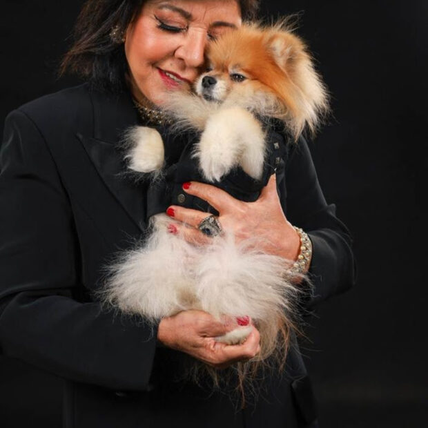 Rainha do sertanejo desapega de peças icônicas em ação especial de Dia das Mães com renda revertida para ONG de pet terapia e seu cachorro é quem lidera o projeto!