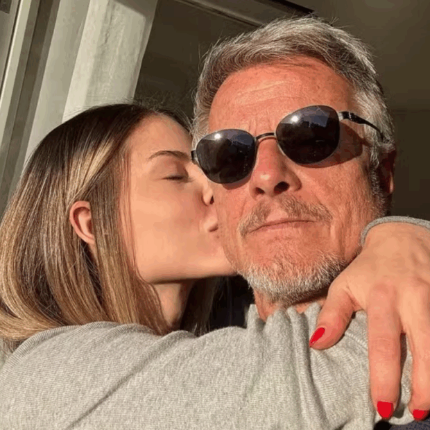 Ator de 62 anos reage com diplomacia às declarações da ex, que o acusou de terminar o romance por causa de um preenchimento nos glúteos