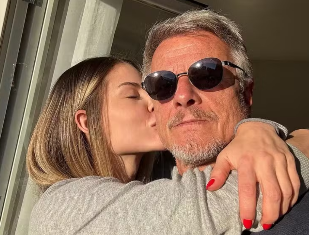 Ator de 62 anos reage com diplomacia às declarações da ex, que o acusou de terminar o romance por causa de um preenchimento nos glúteos